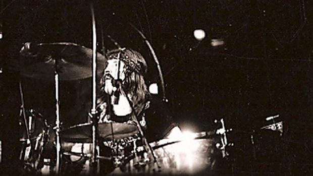 John Bonham meninggal karena ketergantungannya pada alkohol.
