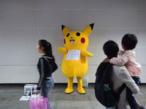 Kisah Haru Ayah yang Berkostum Pikachu Demi Biaya Pengobatan Putrinya