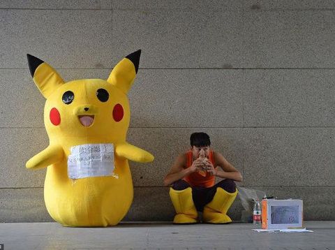 Kisah Haru Ayah yang Berkostum Pikachu Demi Biaya Pengobatan Putrinya