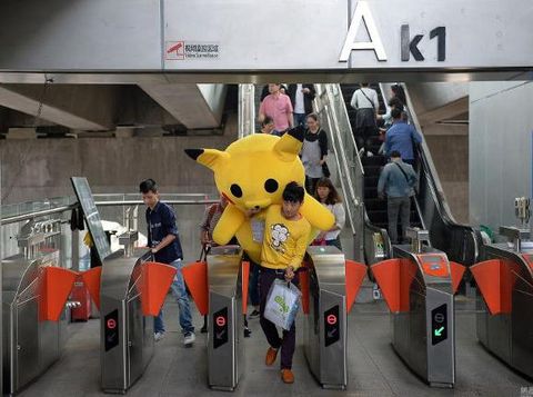 Kisah Haru Ayah yang Berkostum Pikachu Demi Biaya Pengobatan Putrinya