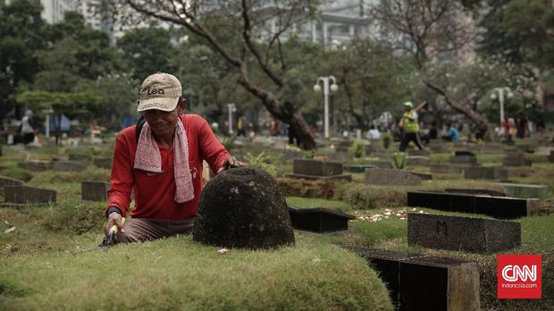 Perawat Makam TPU Karet Bivak Tetap 'Ngantor' Jelang Lebaran