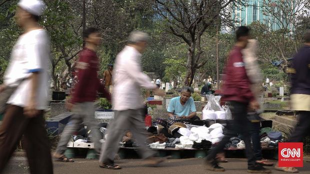 Perawat Makam TPU Karet Bivak Tetap 'Ngantor' Jelang Lebaran