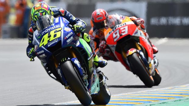 Marc Marquez terbantu orang-orang di sekitarnya menghadapi cemoohan pendukung Valentino Rossi.