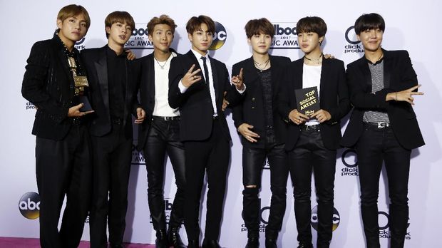 BTS berhasil menyabet Top Social Artist dalam Billboard Music Awards 2017.