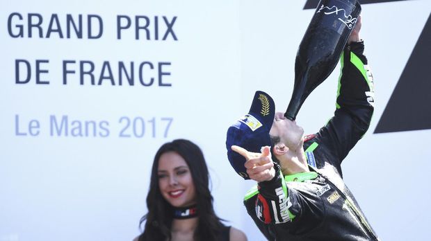 Johann Zarco merayakan posisi kedua di podium balapan GP Perancis, Sirkuit Le Mans. (