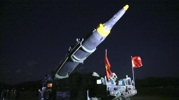 Misil Hwasong-12 yang disinyalir merupakan prototipe rudal antar benua atau ICBM.