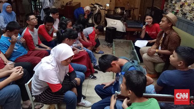 Paman Gery saat mendongeng kepada anak-anak tuna netra. (CNN Indonesia/Deddy S)