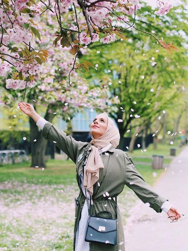 Kisah Inspiratif Hijabers Cantik Bertemu Gelandangan di Taman London