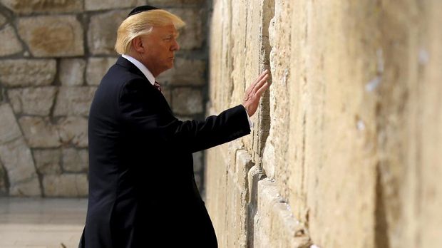 Donald Trump saat meninggalkan pesan di Tembok Barat, Israel