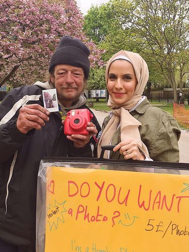 Kisah Inspiratif Hijabers Cantik Bertemu Gelandangan di Taman London