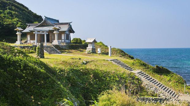 Kuil keramat di dalam pulau (okinoshima-heritage.jp)