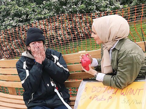 Kisah Inspiratif Hijabers Cantik Bertemu Gelandangan di Taman London