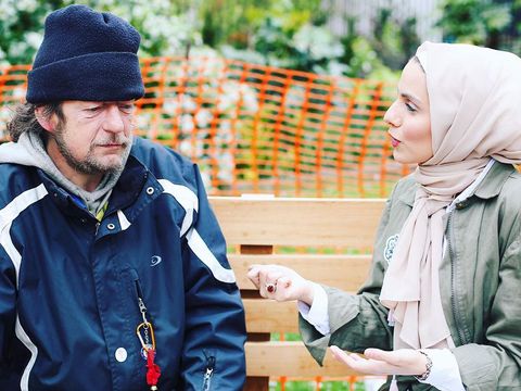 Kisah Inspiratif Hijabers Cantik Bertemu Gelandangan di Taman London