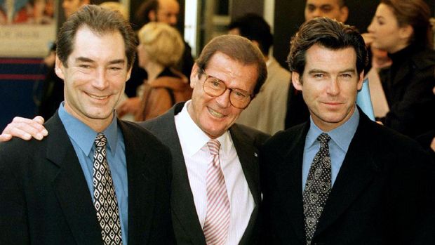 Roger Moore (tengah) saat berfoto bersama dengan para Bond penerusnya: Timothy Dalton (kiri) dan Pierce Brosnan.