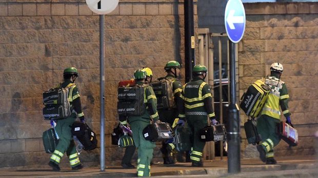 Petugas medis tengah menangani para korban usai ledakan mengguncang Manchester Arena, lokasi konser bintang pop AS, Ariana Grande. 