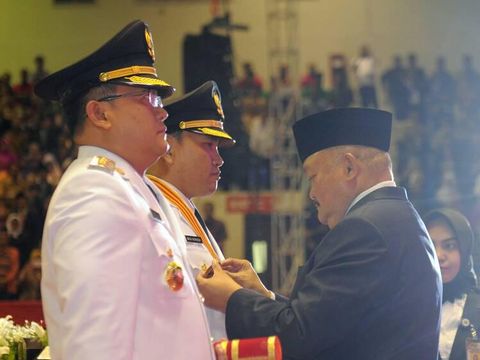  Gubernur Sumatera Selatan Alex Noerdin melantik putra sulungnya Dodi Reza Alex sebagai Bupati Musi Banyuasin, Senin (22/5/2017)