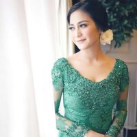 Inspirasi Kebaya Lamaran  dari Raisa Hingga Acha Septriasa