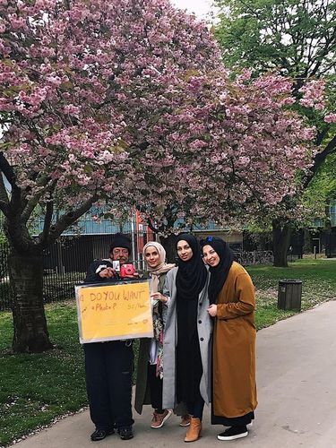 Kisah Inspiratif Hijabers Cantik Bertemu Gelandangan di Taman London