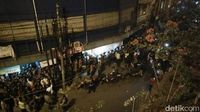Polisi meminta warga menjauh.