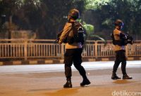 Foto-foto Polisi Menyisir Lokasi Bom Kampung Melayu