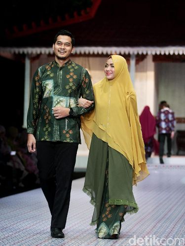 Foto: Inspirasi Seragam Lebaran Syar'i Ala 5 Pasangan Selebriti