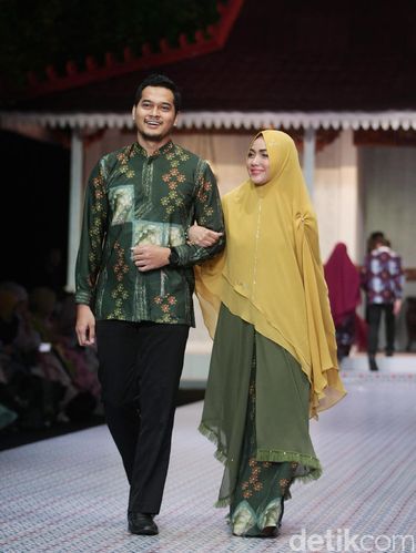 Si Se Sa Rilis Baju Muslim Syar i untuk Kembar dengan Anak 