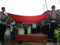 Pemakaman Briptu Imam di Klaten Diiringi Isak Tangis
