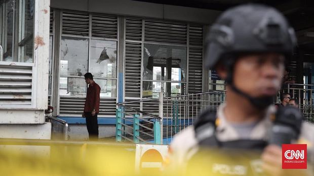 Polisi melakukan olah TKP kejadian bom di Kampung Melayu, Jakarta Timur.