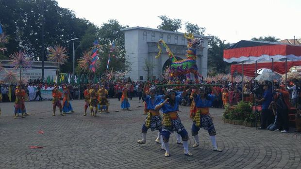 Meriahnya Karnaval Mengarak Warak  Ngendhog di Kota Semarang