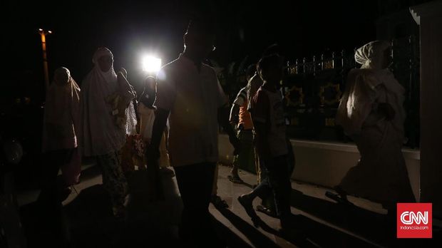 Warga menuju Masjid Raya Baiturahman, Banda Aceh,Jumat, 26 Mei 2017, untuk melakukan tarawih pertama. (CNN Indonesia/Safir Makki)