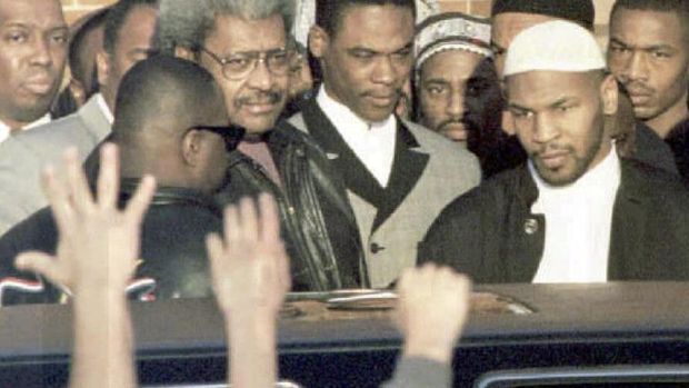 Mike Tyson menggunakan kopiah setelah keluar dari penjara pada 1995.