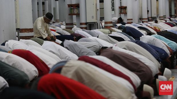 Perasaan khusyuk terpatri di kalbu ketika CNNIndonesia.com ikut beribadah tarawih di Masjid Raya Baiturrahman. (CNN Indonesia/Safir Makki)