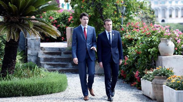 ‘Bromance’ Justin Trudeau dan Emmanuel Macron Jadi Viral