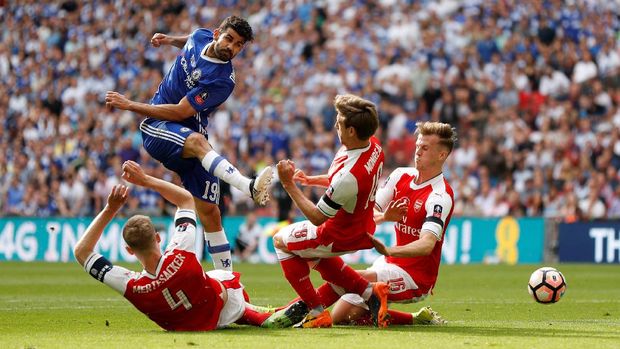 Diego Costa kali ini kesulitan menembus pertahanan solid Arsenal. 