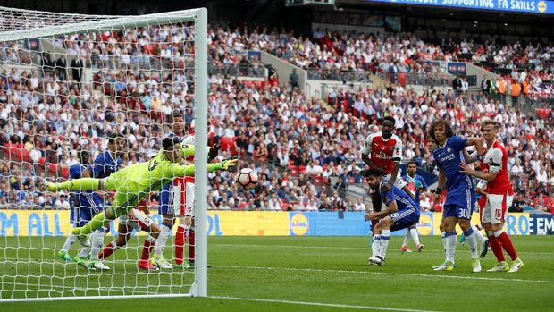 Tendangan striker Arsenal Danny Welbeck yang membentur mistar gawang Chelsea. (