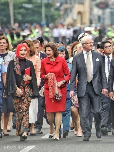 Foto: Gaya Hijab Si Cinta, Istri Ridwan Kamil Saat Bertemu Ratu Swedia