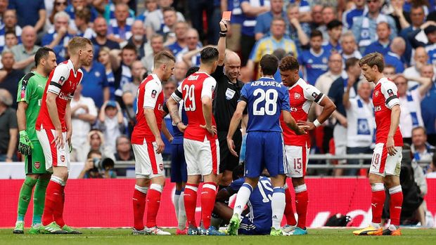 Victor Moses dikartu merah akibat diving di dalam kotak penalti. (