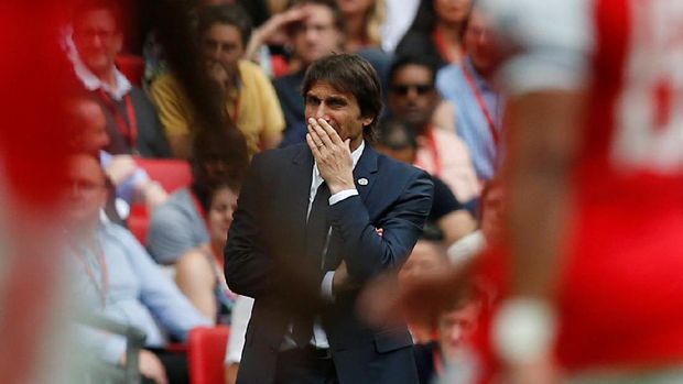 Manajer Chelsea Antonio Conte harus mulai memikirkan strategi alternatif menembus pertahanan Arsenal. (