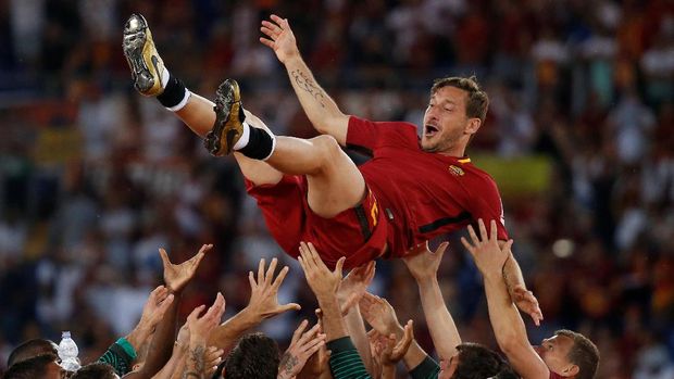 Francesco Totti diarak rekan-rekan setimnya di AS Roma saat perpisahannya di Stadion Olimpico. (