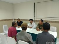 Satpol PP Urung Tertibkan PKL di Depan Masjid At Taqwa Cirebon