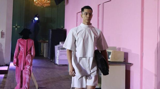 Bermain-main dengan Busana Kantoran ala Patrick Owen 