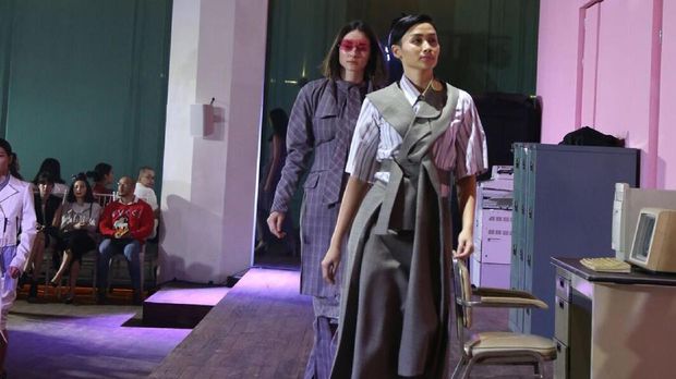 Bermain-main dengan Busana Kantoran ala Patrick Owen 