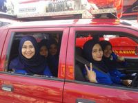 Intan bersama rekan kerja.