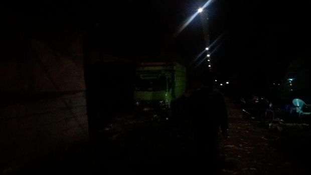 Warung semi permanen ini menjual makanan dan minuman termasuk bir kepada pengunjung yang datang.