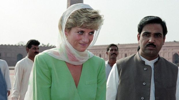 Lady Di populer di publik Inggris dan terkenal murah senyum.