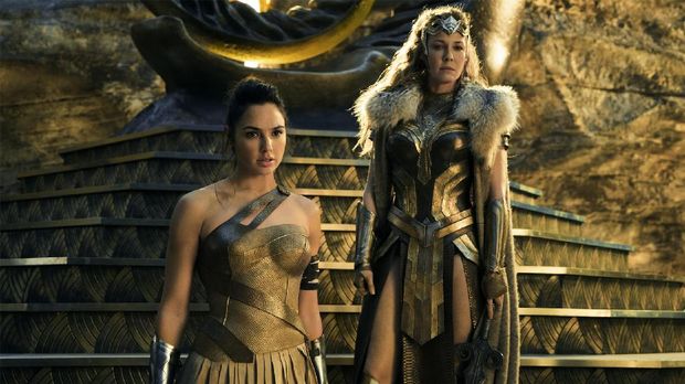 Kostum yang muncul di Wonder Woman ternyata kombinasi dari baju perang era Yunani, klasik, dan jet set.