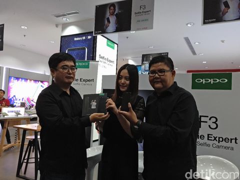 Oppo F3 Punya Edisi Spesial Reza Rahadian, Cuma 600 Unit!