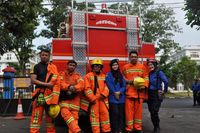 Intan bersama rekan kerja.