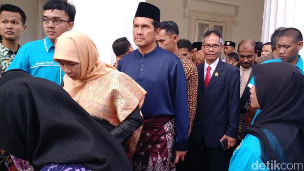 Jokowi-JK dan Menteri Berpakaian Adat di Hari Lahir Pancasila