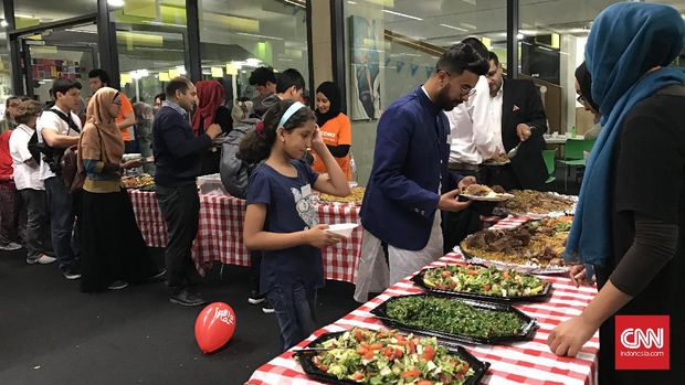 Sejumlah tokoh dan warga lintas agama melakukan buka puasa bersama di Westminster Academy, London, Inggris. 